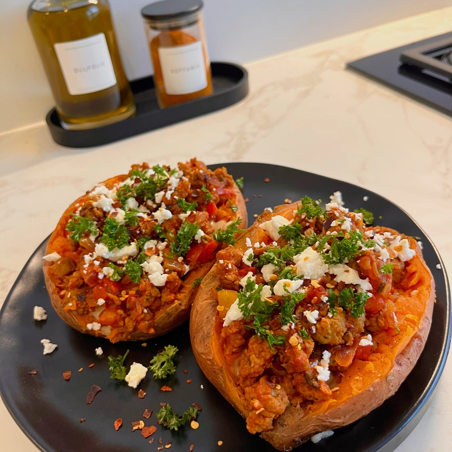 Zoete aardappel gevuld met kruidig gehakt