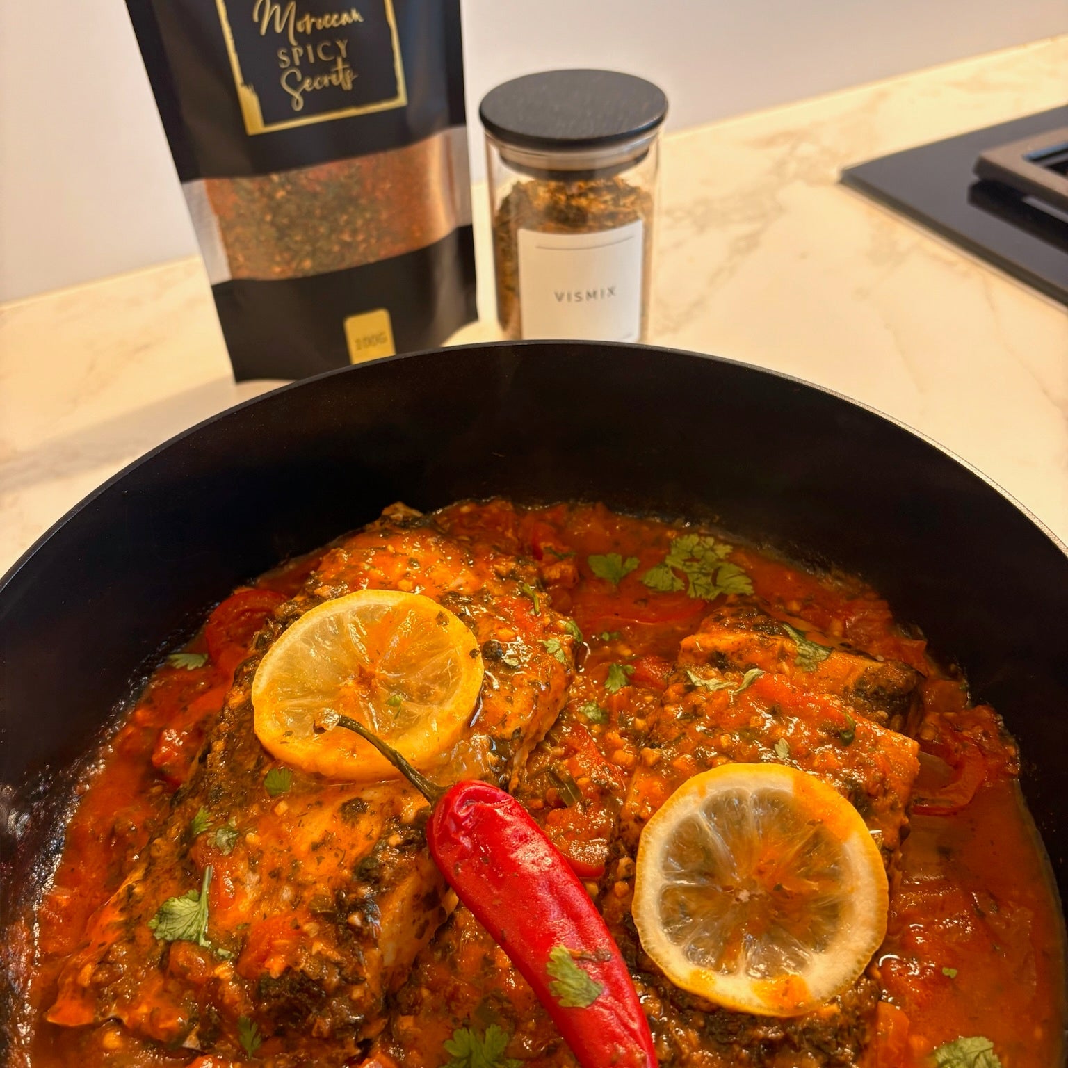 Charmila met victoriabaars in tomatensaus van Moroccan Spicy Secrets