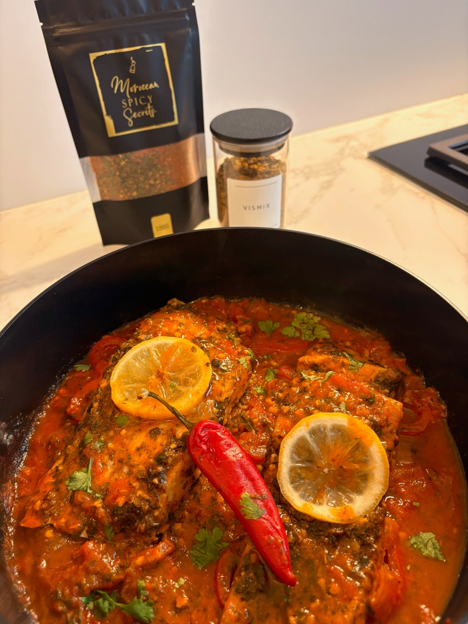 Charmila met victoriabaars in tomatensaus van Moroccan Spicy Secrets