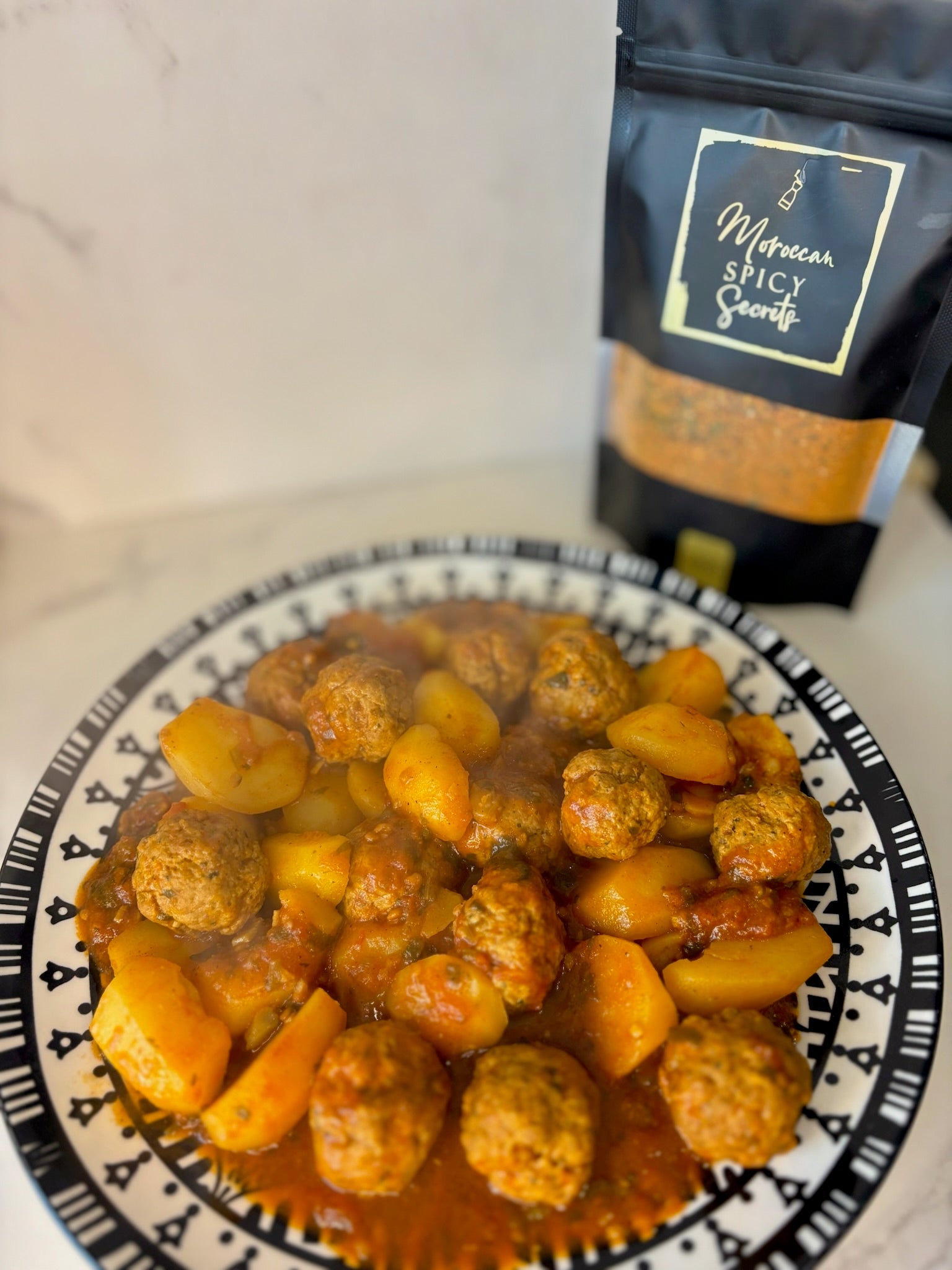 Gehaktballetjes met aardappelen in tomatensaus