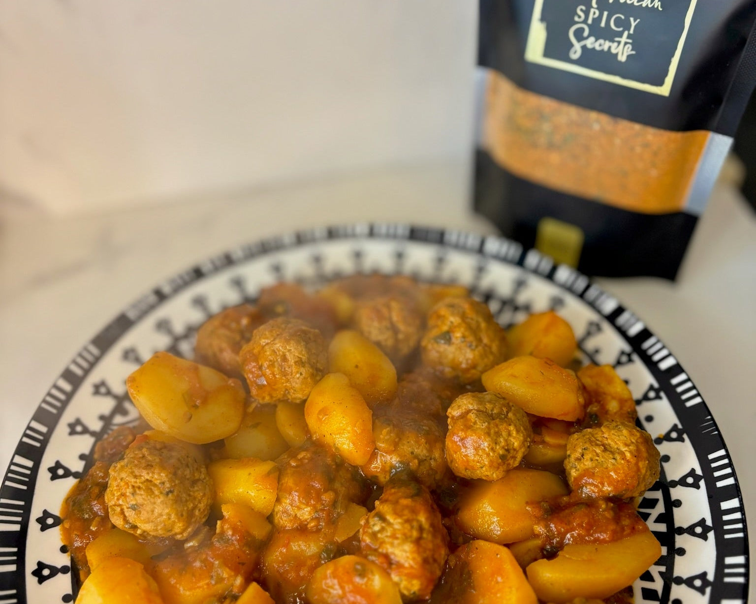 Gehaktballetjes met aardappelen in tomatensaus