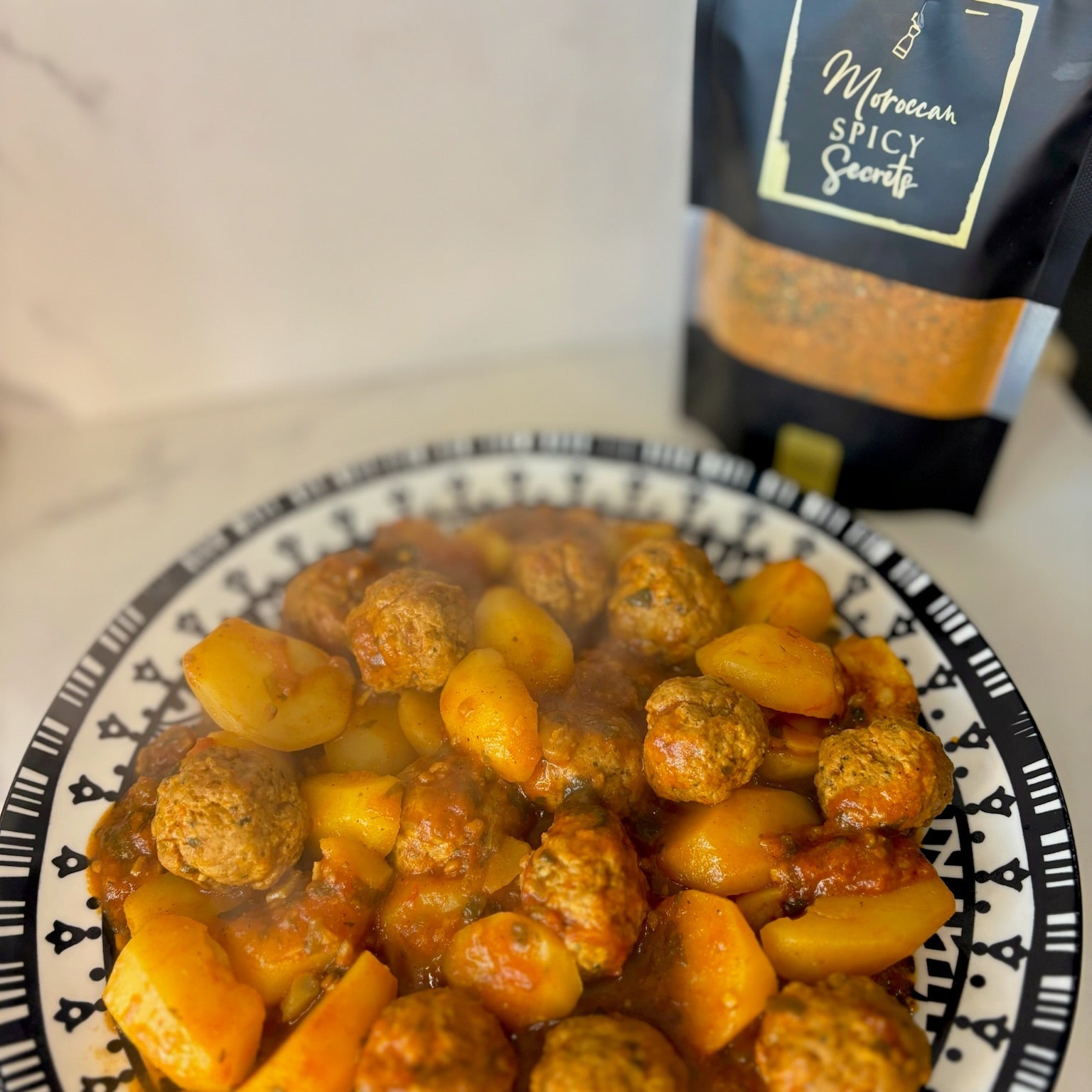 Gehaktballetjes met aardappelen in tomatensaus