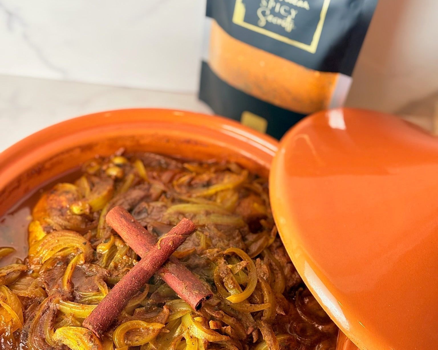 Tajine kip met ui en rozijnen