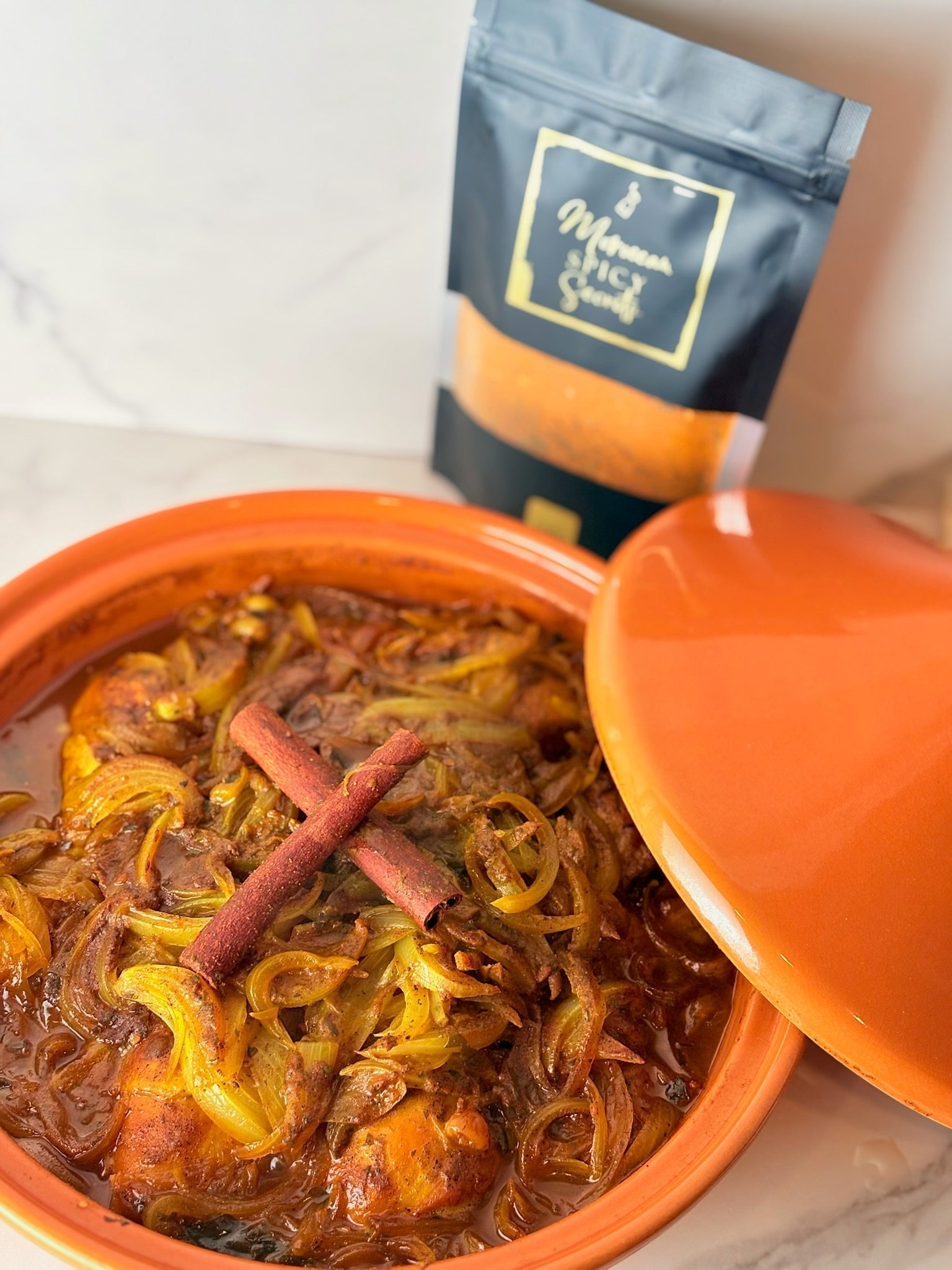 Tajine kip met ui en rozijnen