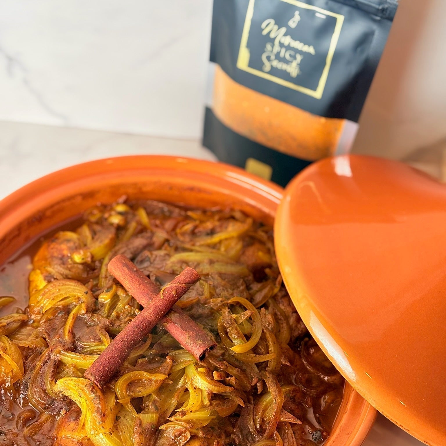 Tajine kip met ui en rozijnen