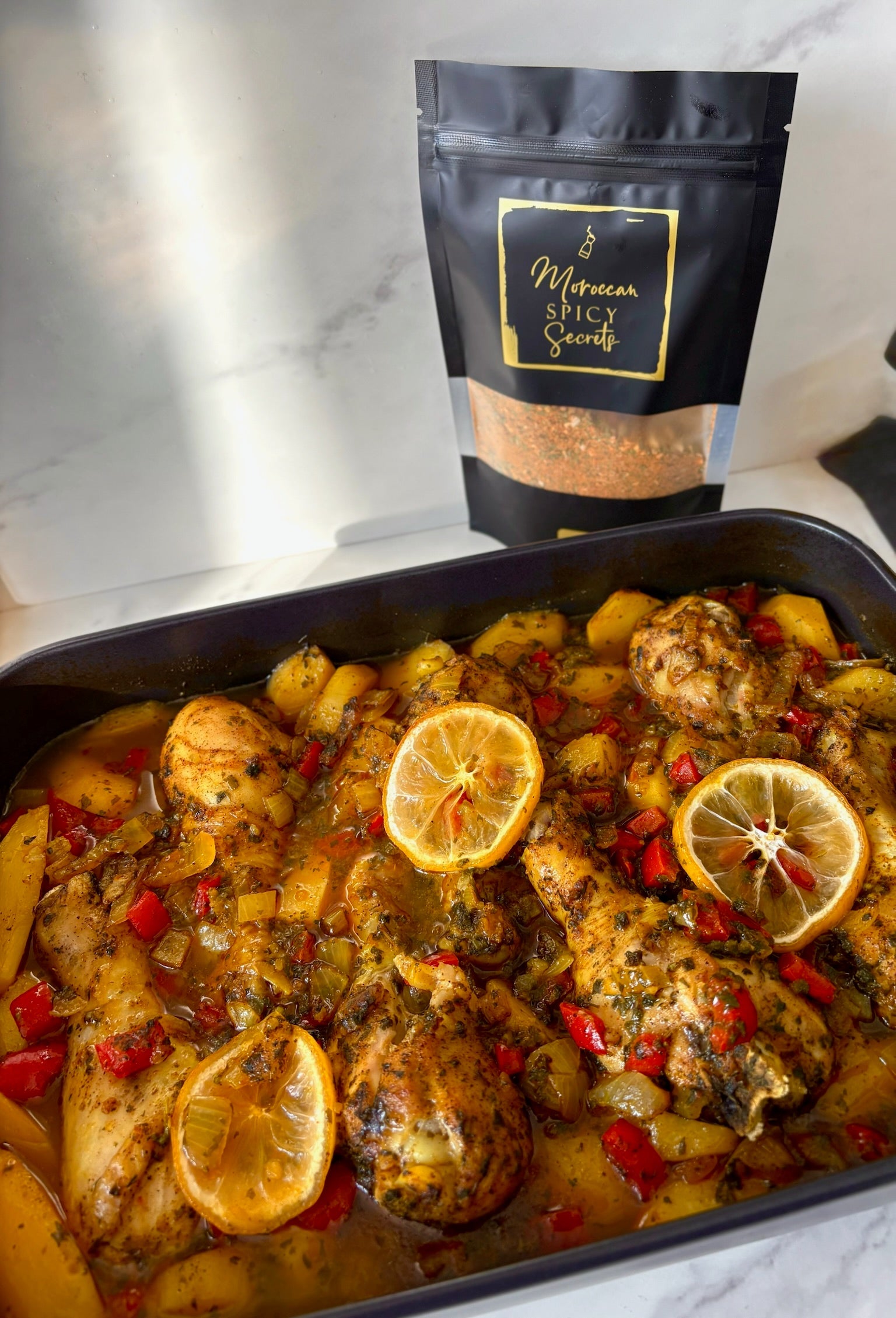 Ovenschotel met kippenbouten, krieltjes en citroen van Moroccan Spicy Secrets