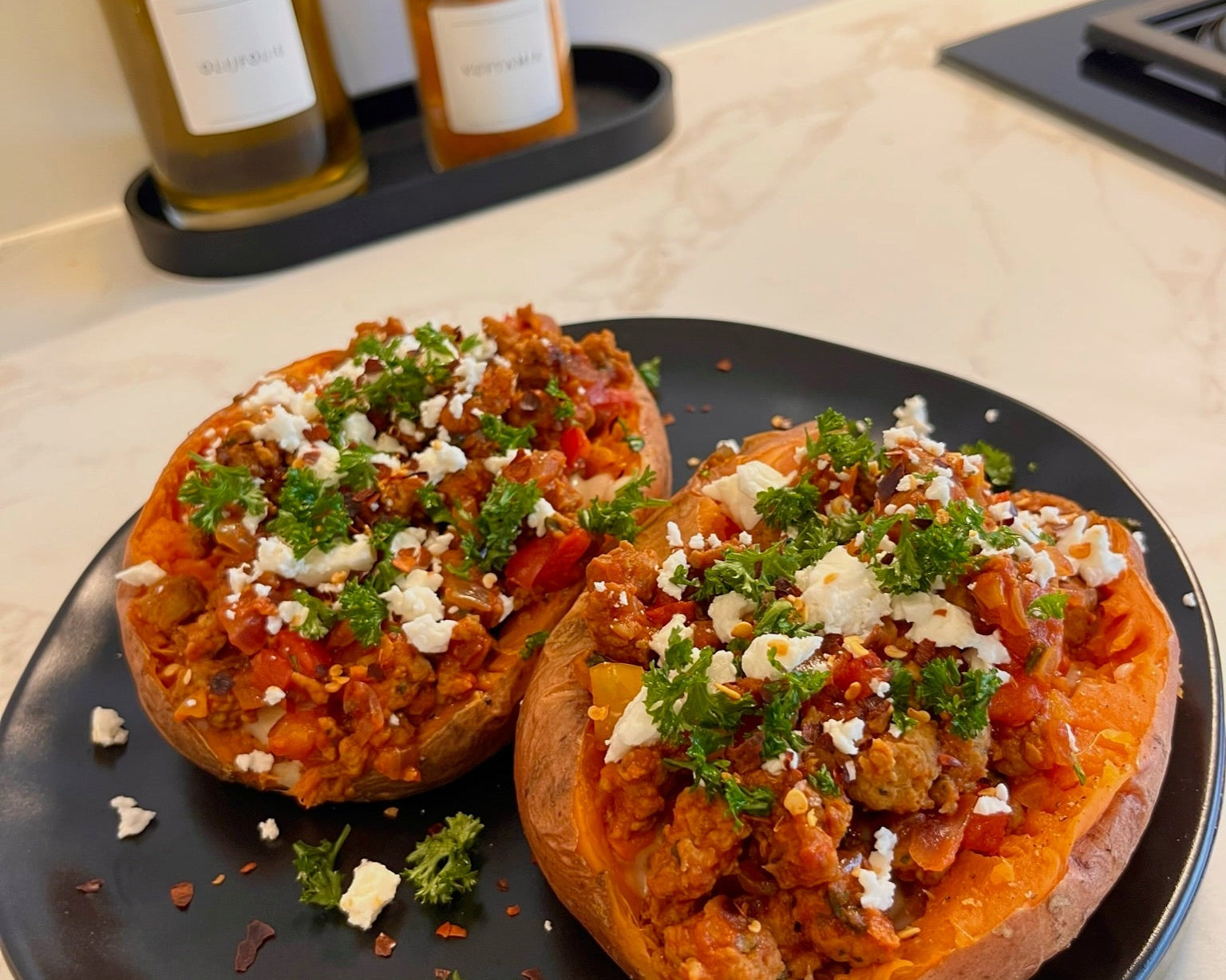 Zoete aardappel gevuld met kruidig gehakt