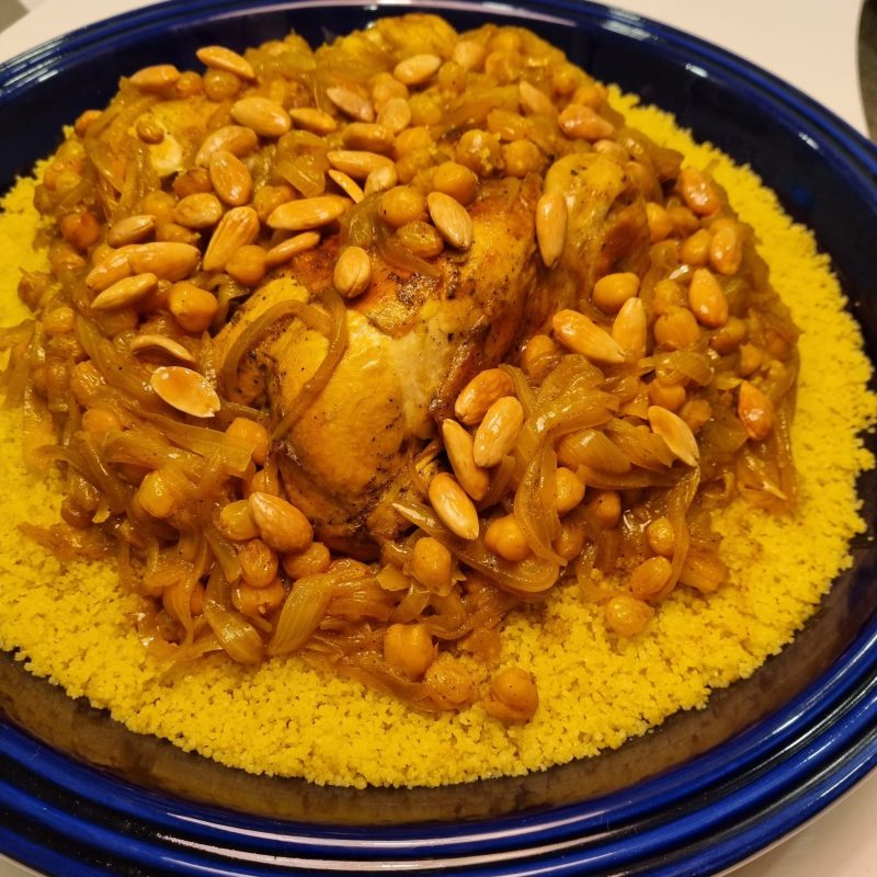 Zoete couscous met kip, rozijnen en uien