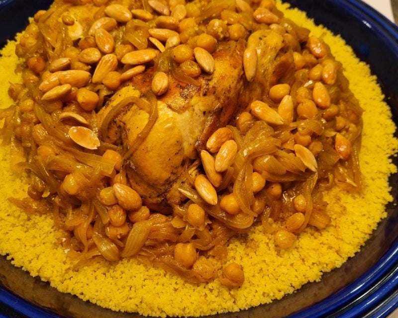 Zoete couscous met kip, rozijnen en uien van Moroccan Spicy Secrets
