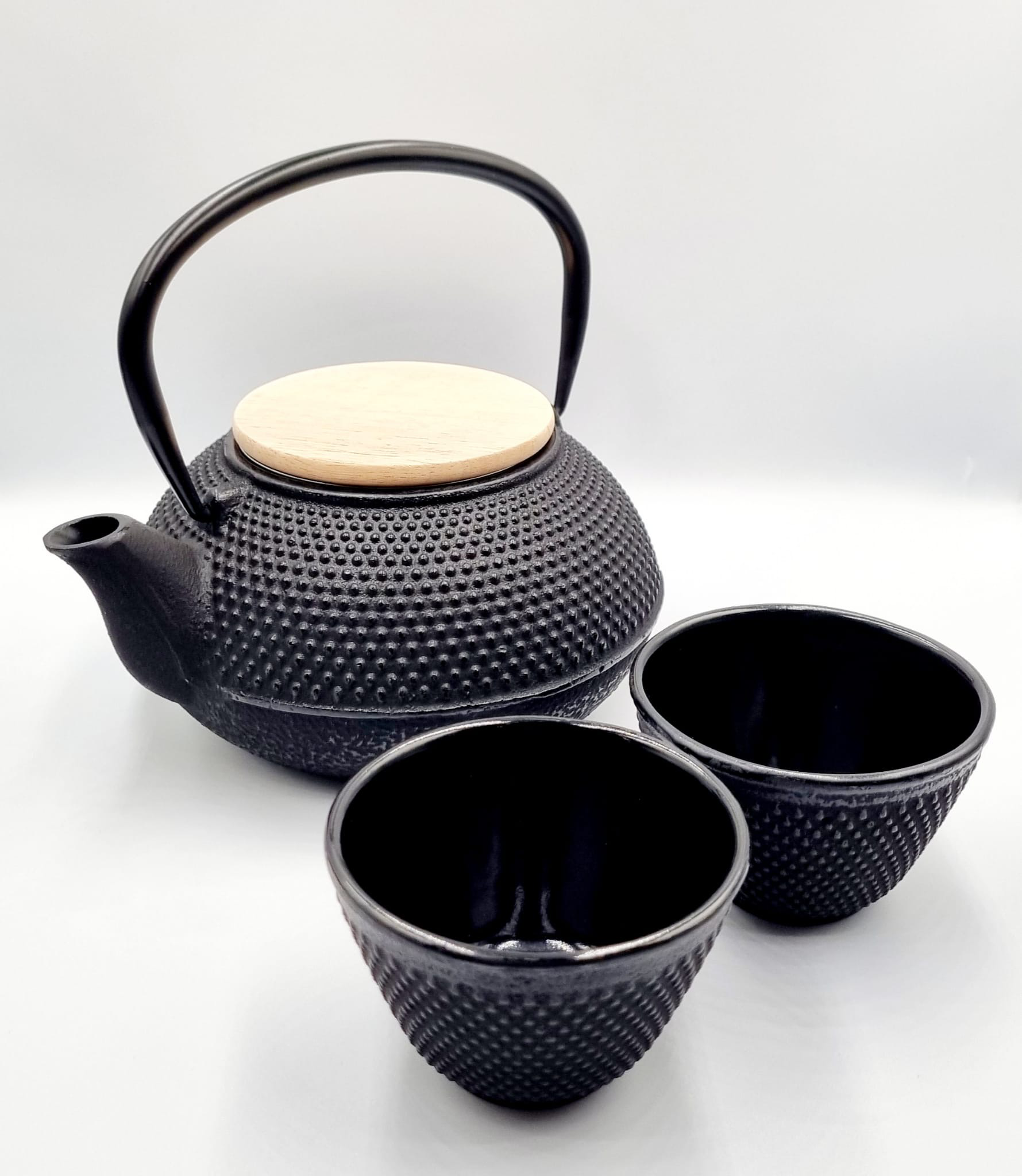 Teapot with wooden lid and two mugs