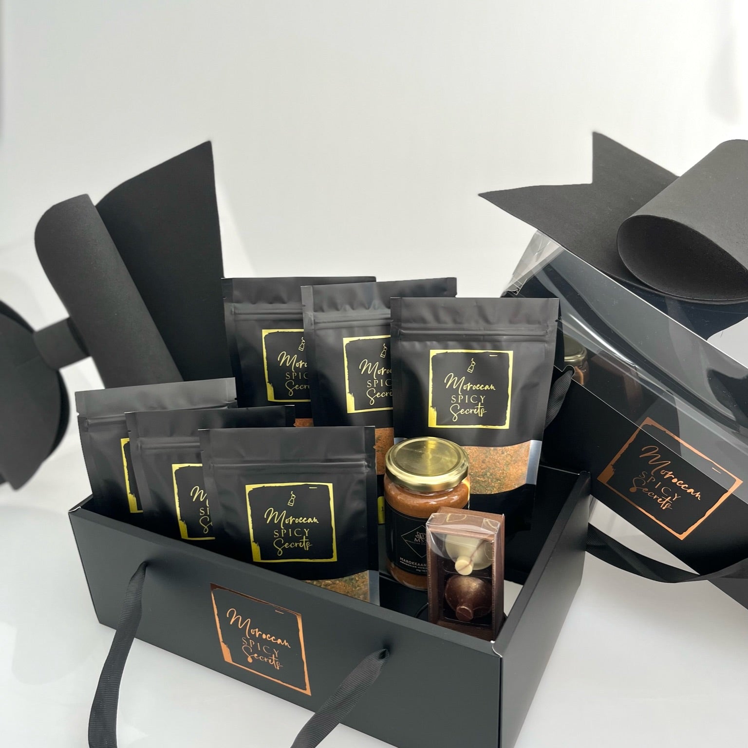 Zwarte geschenkdoos met kruidenmixen en amlou